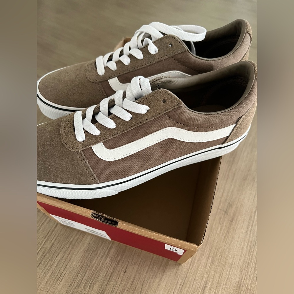 Vans Women’s  Tan and White Tennis